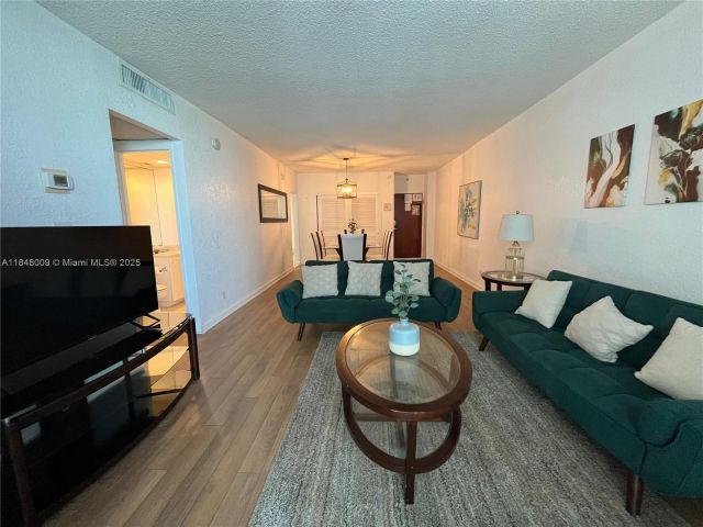 1-bedroom condo for sale in Hollywood - 4001 S Ocean Dr 15L - MondialRealty