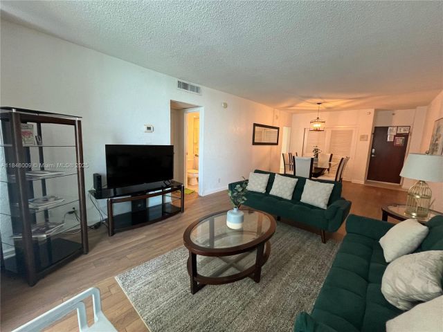 1-bedroom condo for sale in Hollywood - 4001 S Ocean Dr 15L - MondialRealty