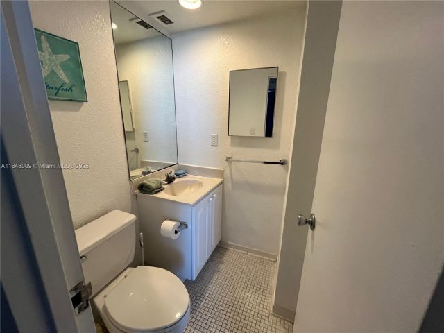 1-bedroom condo for sale in Hollywood - 4001 S Ocean Dr 15L - MondialRealty