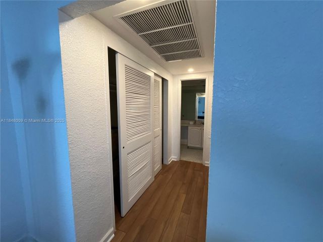 1-bedroom condo for sale in Hollywood - 4001 S Ocean Dr 15L - MondialRealty