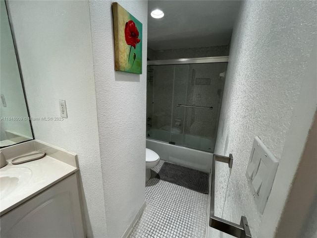1-bedroom condo for sale in Hollywood - 4001 S Ocean Dr 15L - MondialRealty