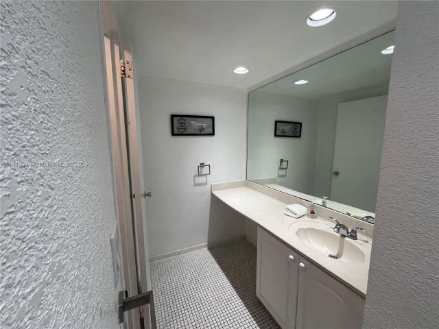 1-bedroom condo for sale in Hollywood - 4001 S Ocean Dr 15L - MondialRealty