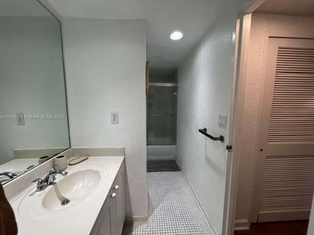 1-bedroom condo for sale in Hollywood - 4001 S Ocean Dr 15L - MondialRealty