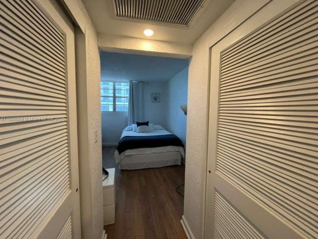 1-bedroom condo for sale in Hollywood - 4001 S Ocean Dr 15L - MondialRealty