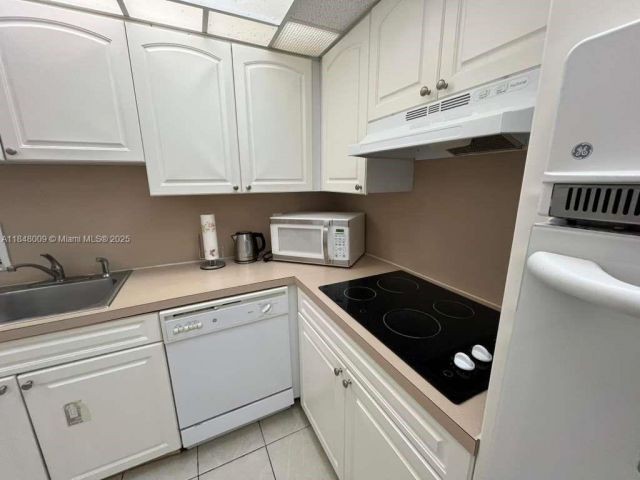 1-bedroom condo for sale in Hollywood - 4001 S Ocean Dr 15L - MondialRealty