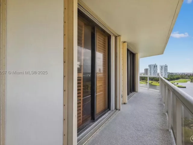 4-bedroom condo for sale in Aventura - 20185 E Country Club Dr 1406/1405 - MondialRealty
