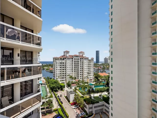 4-bedroom condo for sale in Aventura - 20185 E Country Club Dr 1406/1405 - MondialRealty
