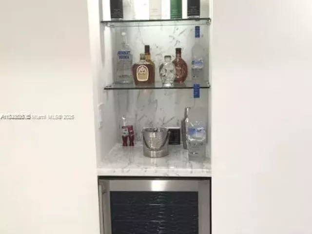 1-bedroom condo for rent in Miami Beach - 5701 Collins Ave 1008 - MondialRealty