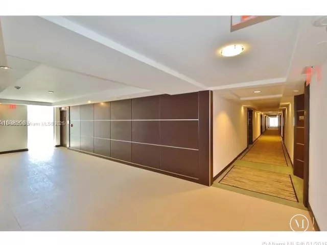 1-bedroom condo for rent in Miami Beach - 5701 Collins Ave 1008 - MondialRealty