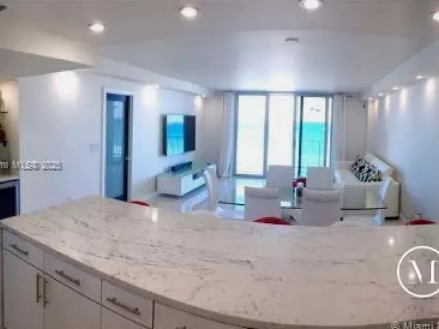 1-bedroom condo for rent in Miami Beach - 5701 Collins Ave 1008 - MondialRealty