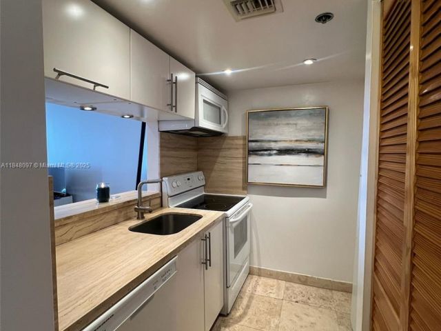 1-bedroom condo for sale in Miami - 540 Brickell Key Dr 1524 - MondialRealty