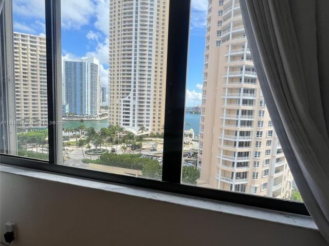 1-bedroom condo for sale in Miami - 540 Brickell Key Dr 1524 - MondialRealty