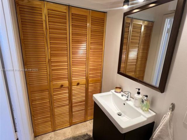 1-bedroom condo for sale in Miami - 540 Brickell Key Dr 1524 - MondialRealty
