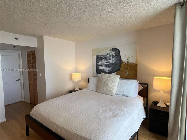 1-bedroom condo for sale in Miami - 540 Brickell Key Dr 1524 - MondialRealty