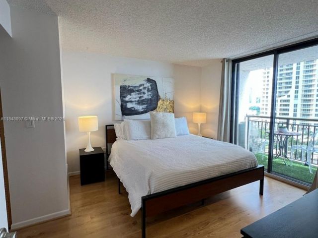 1-bedroom condo for sale in Miami - 540 Brickell Key Dr 1524 - MondialRealty