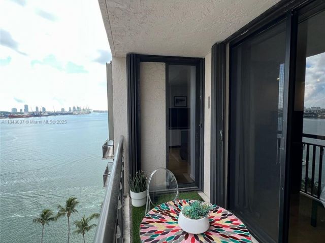 1-bedroom condo for sale in Miami - 540 Brickell Key Dr 1524 - MondialRealty
