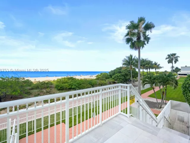1-bedroom condo for sale in Miami Beach - 5601 Collins Ave 511 - MondialRealty