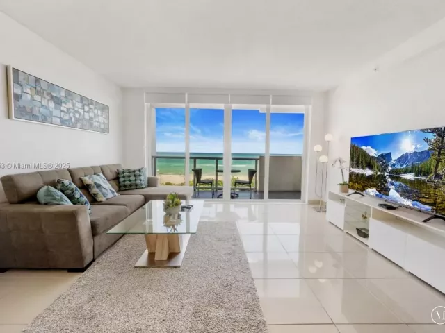 1-bedroom condo for sale in Miami Beach - 5601 Collins Ave 511 - MondialRealty