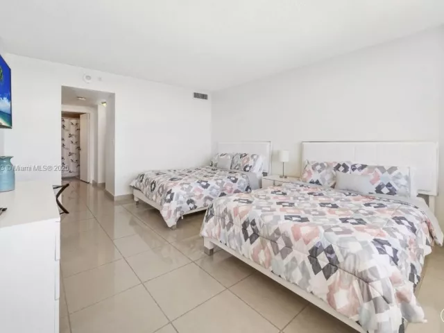 1-bedroom condo for sale in Miami Beach - 5601 Collins Ave 511 - MondialRealty