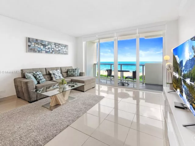 1-bedroom condo for sale in Miami Beach - 5601 Collins Ave 511 - MondialRealty