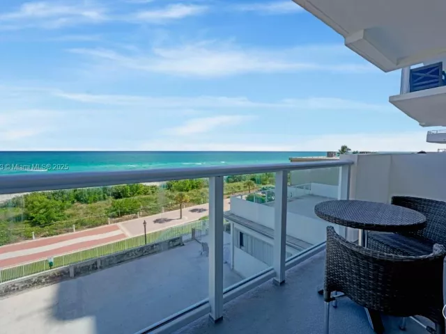 1-bedroom condo for sale in Miami Beach - 5601 Collins Ave 511 - MondialRealty