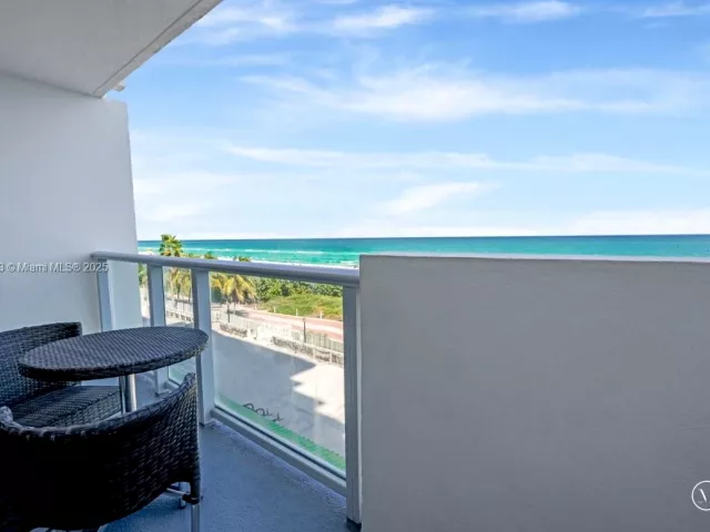 1-bedroom condo for sale in Miami Beach - 5601 Collins Ave 511 - MondialRealty