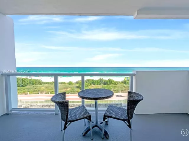 1-bedroom condo for sale in Miami Beach - 5601 Collins Ave 511 - MondialRealty