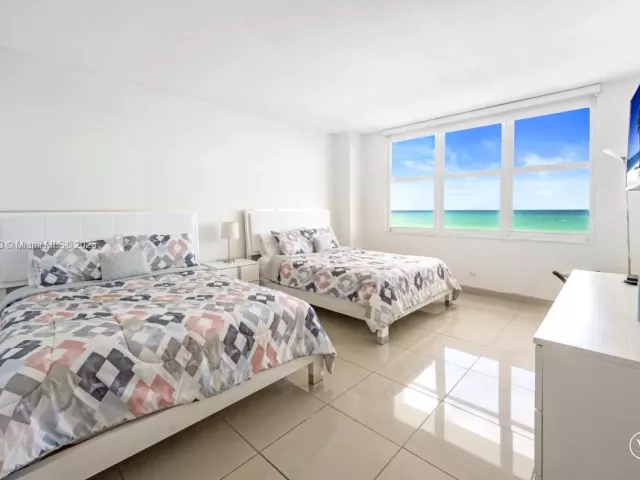 1-bedroom condo for sale in Miami Beach - 5601 Collins Ave 511 - MondialRealty