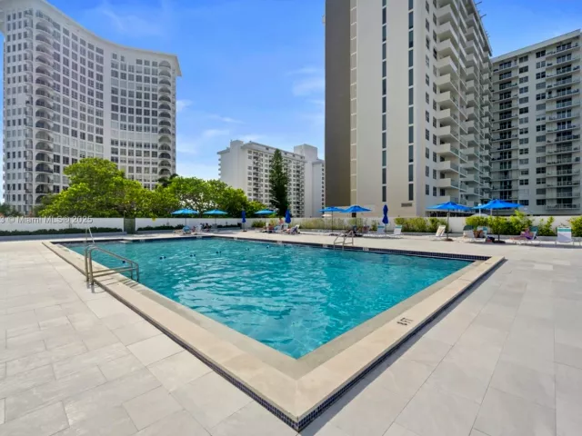 1-bedroom condo for sale in Miami Beach - 5601 Collins Ave 511 - MondialRealty