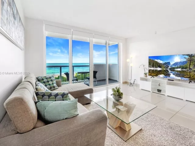 1-bedroom condo for sale in Miami Beach - 5601 Collins Ave 511 - MondialRealty