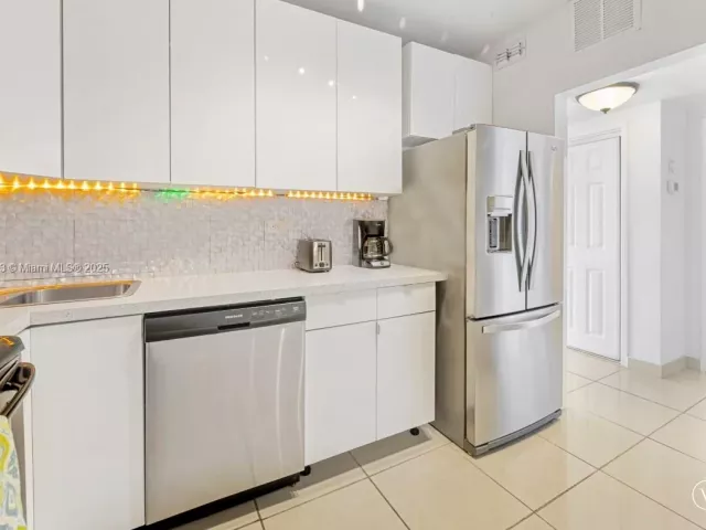 1-bedroom condo for sale in Miami Beach - 5601 Collins Ave 511 - MondialRealty