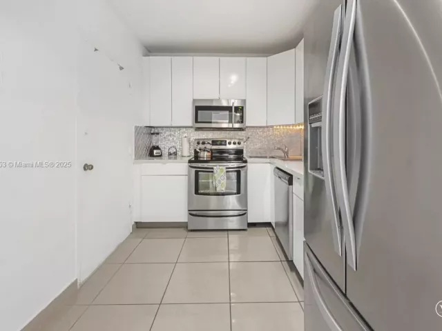 1-bedroom condo for sale in Miami Beach - 5601 Collins Ave 511 - MondialRealty