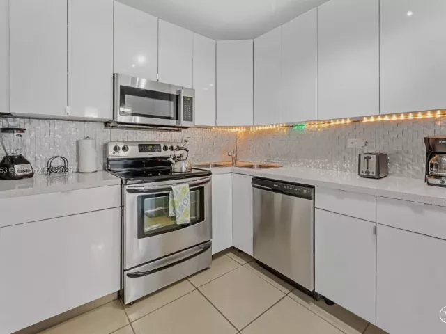 1-bedroom condo for sale in Miami Beach - 5601 Collins Ave 511 - MondialRealty