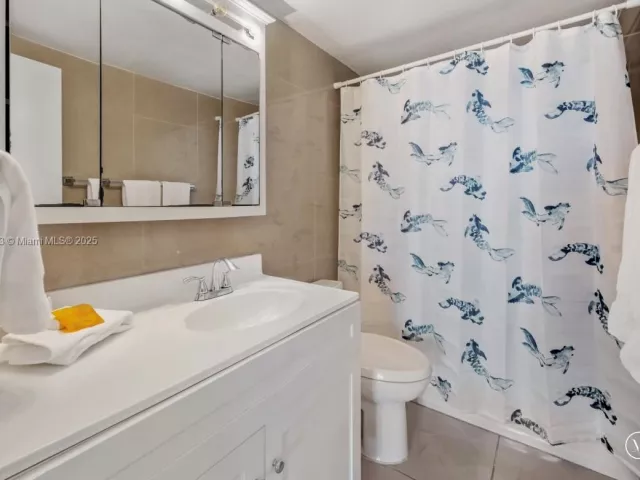 1-bedroom condo for sale in Miami Beach - 5601 Collins Ave 511 - MondialRealty