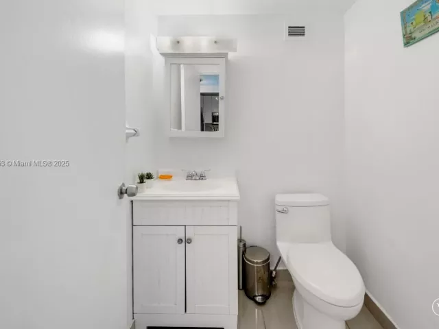 1-bedroom condo for sale in Miami Beach - 5601 Collins Ave 511 - MondialRealty