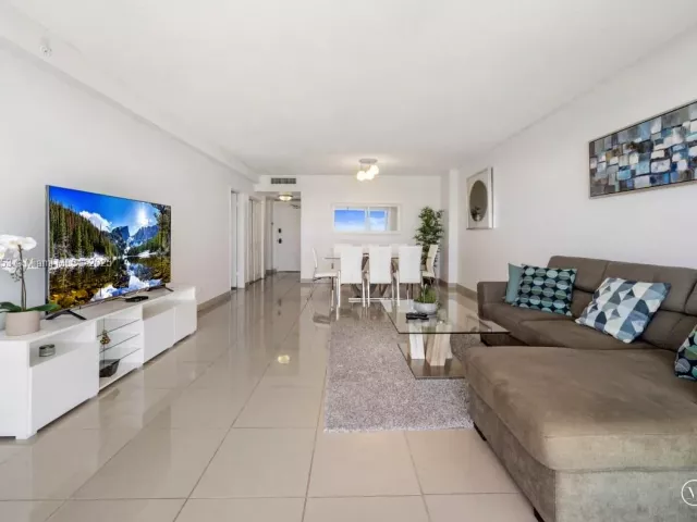 1-bedroom condo for sale in Miami Beach - 5601 Collins Ave 511 - MondialRealty