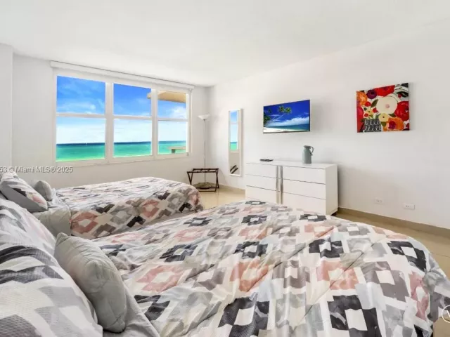 1-bedroom condo for sale in Miami Beach - 5601 Collins Ave 511 - MondialRealty