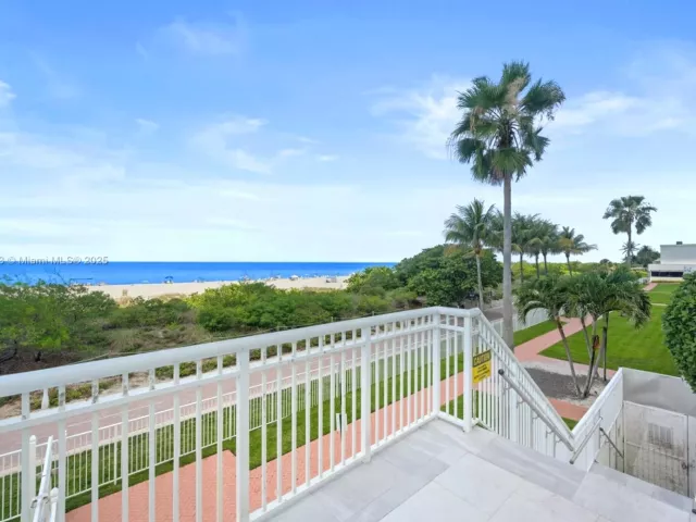1-bedroom condo for sale in Miami Beach - 5601 Collins Ave 511 - MondialRealty
