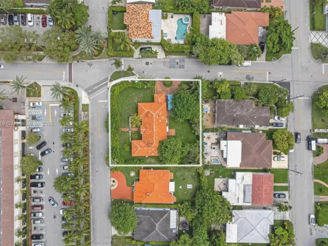 3-bedroom home for sale in Surfside - 9400 Abbott Ave - MondialRealty