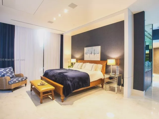 3-bedroom condo for sale in Sunny Isles Beach - 17141 Collins Ave 1001 - MondialRealty