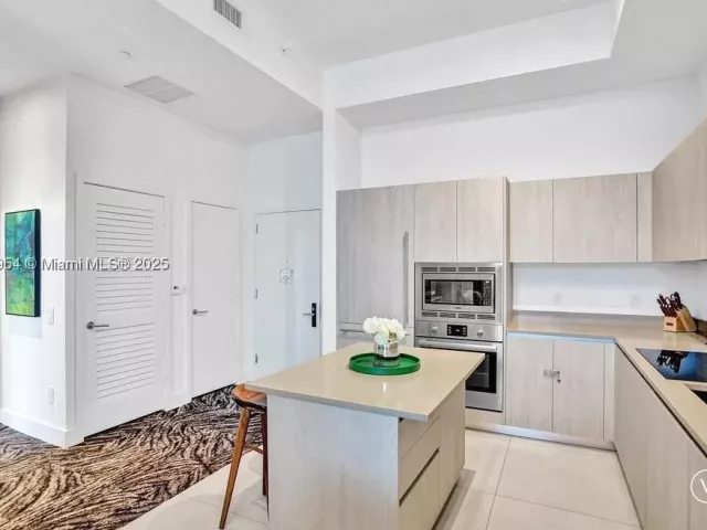 1-bedroom condo for sale in Hollywood - 4111 S Ocean Drive 304 - MondialRealty