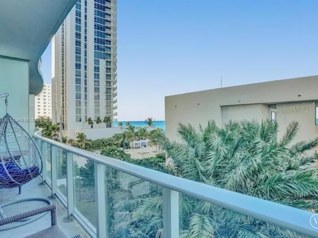 1-bedroom condo for sale in Hollywood - 4111 S Ocean Drive 304 - MondialRealty