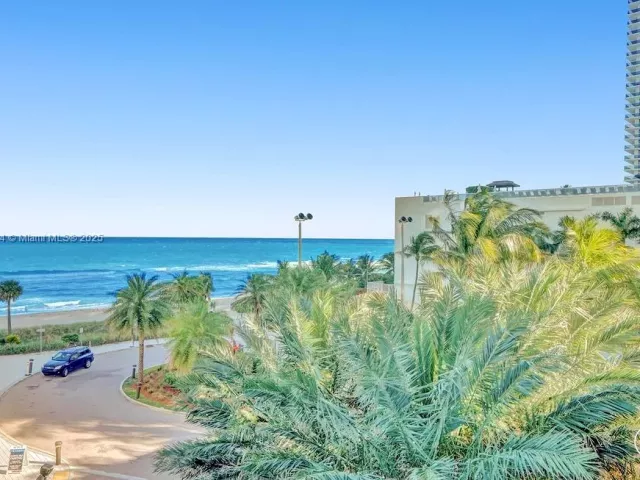 1-bedroom condo for sale in Hollywood - 4111 S Ocean Drive 304 - MondialRealty