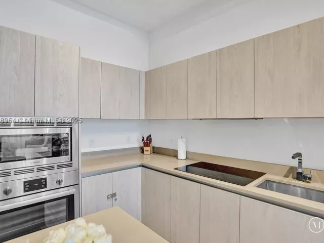1-bedroom condo for sale in Hollywood - 4111 S Ocean Drive 304 - MondialRealty