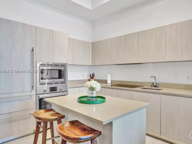 1-bedroom condo for sale in Hollywood - 4111 S Ocean Drive 304 - MondialRealty