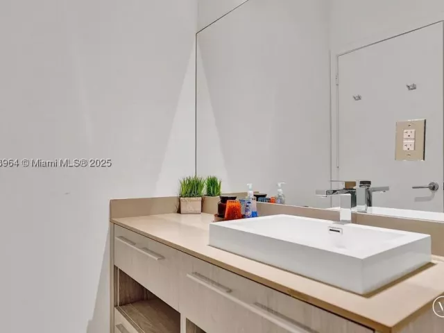 1-bedroom condo for sale in Hollywood - 4111 S Ocean Drive 304 - MondialRealty