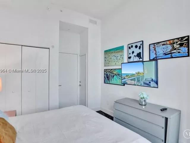 1-bedroom condo for sale in Hollywood - 4111 S Ocean Drive 304 - MondialRealty