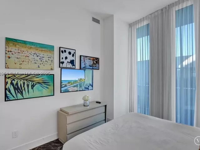 1-bedroom condo for sale in Hollywood - 4111 S Ocean Drive 304 - MondialRealty