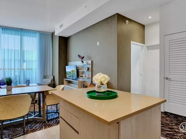 1-bedroom condo for sale in Hollywood - 4111 S Ocean Drive 304 - MondialRealty