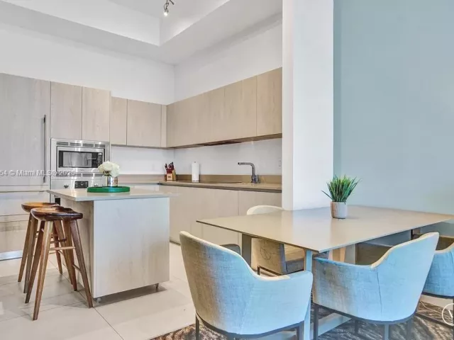 1-bedroom condo for sale in Hollywood - 4111 S Ocean Drive 304 - MondialRealty